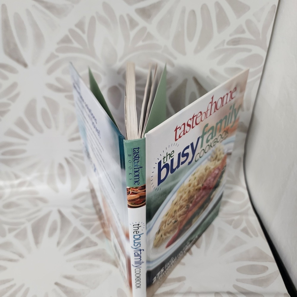 Taste of Home The Busy Family Cookbook Abridged Hardcover 275 Fast Recipes - Picture 2 of 5